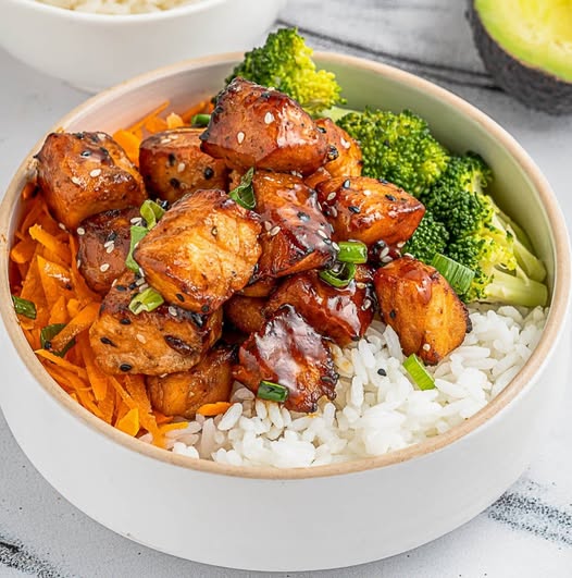 Teriyaki Salmon Bowl with Brown Rice (can sub chicken, cauliflower rice upon request) & Roasted VegetablesBlend